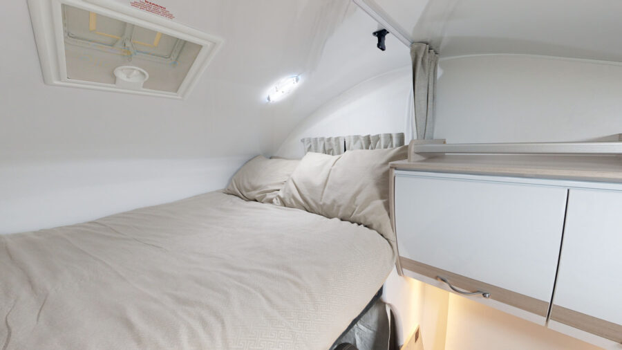 Bed in de alkoof van de Cruisin' 6 Berth Deluxe