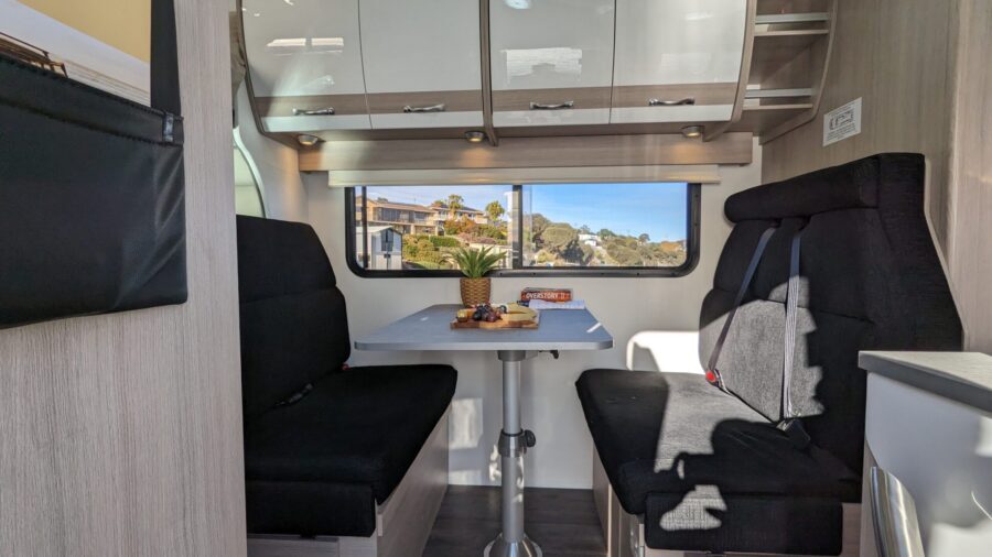 Cruisin' 6 Berth Deluxe dinette in gebruik