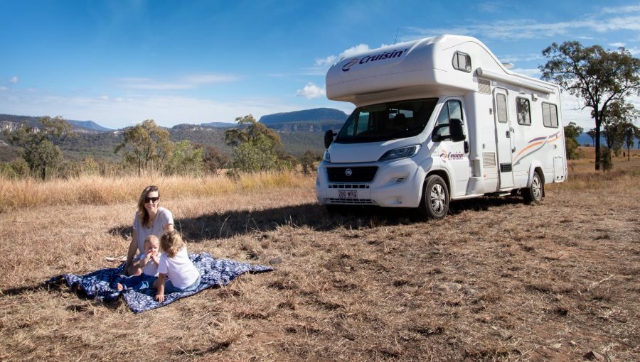 Cruisin' Adventurer moeder met kinderen op een kleed