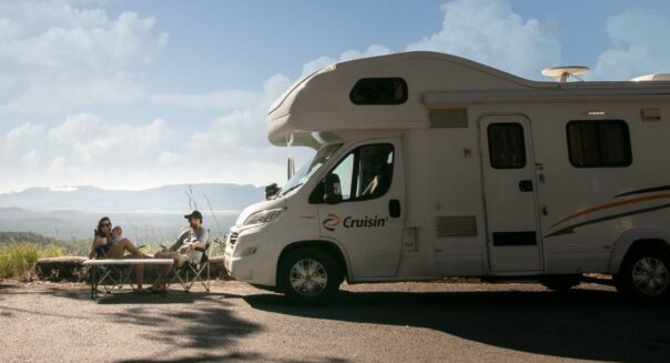 Cruisin' Adventurer zijaanzicht, gezin zit buiten aan tafel
