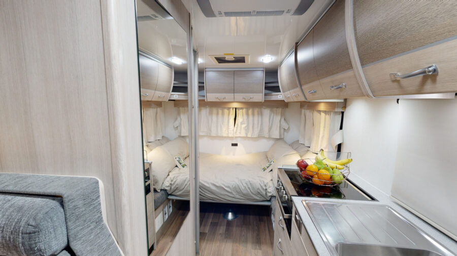 Bed achterin van de Cruisin' Adventurer opgemaakt