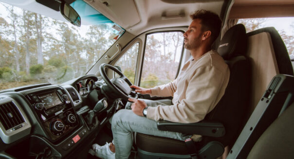 Man bestuurt de Cruisin' Adventurer