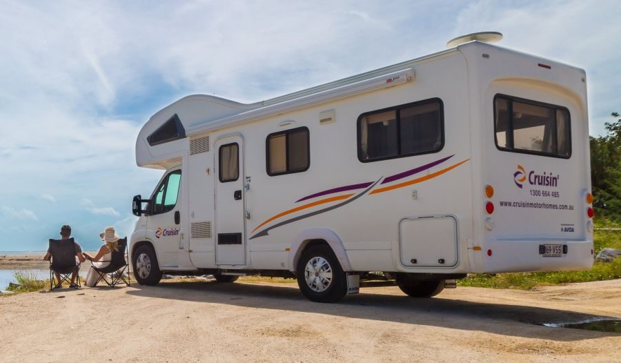 Cruisin' Discovery stel zit op kampeerstoelen