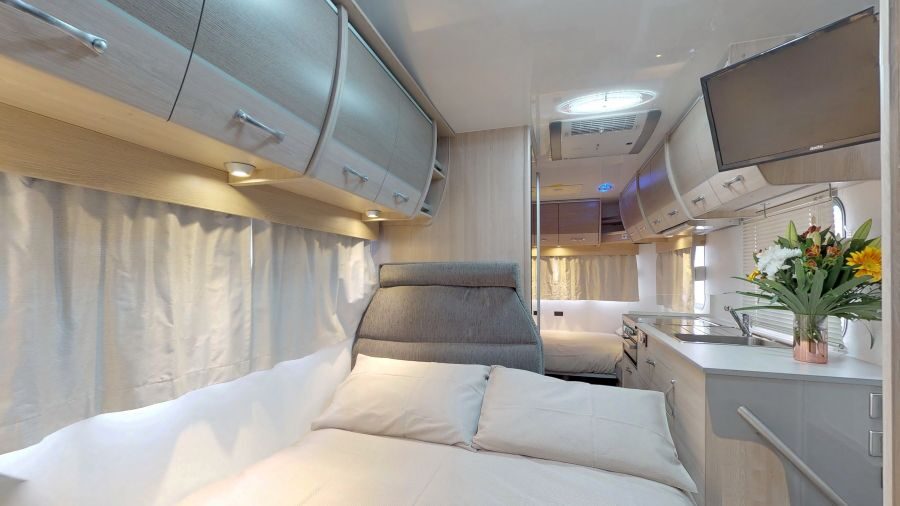 Bed in dinette van de Cruisin' Discovery opgemaakt