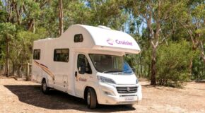 Cruisin' 4 Berth Adventurer camper staat geparkeerd voor bomenrij