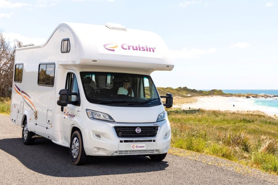 Cruisin' Discovery rijdt op een weg langs het strand