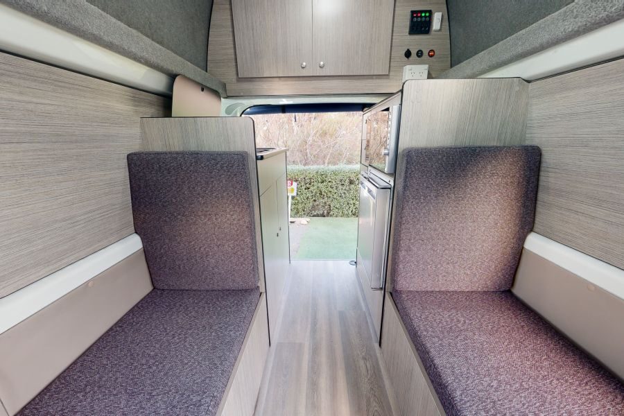 Zicht op de banken, koelkast en keuken van de Go Cheap 2 Berth Hitop