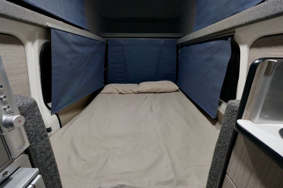 Bed van de Go Cheap 2 Berth Hitop opgemaakt