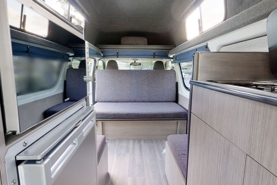 Zicht op de koelkast, magnetron en het interieur van de Go Cheap 2 Berth Hitop