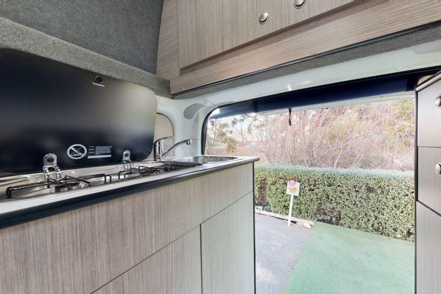 Go Cheap 2 Berth Hitop keuken met zicht op het gasfornuis en open deur