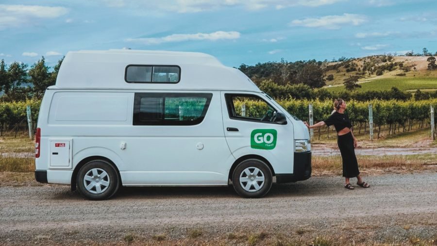 Zijaanzicht van de Go Cheap 4 Berth Hitop in een wijngaard