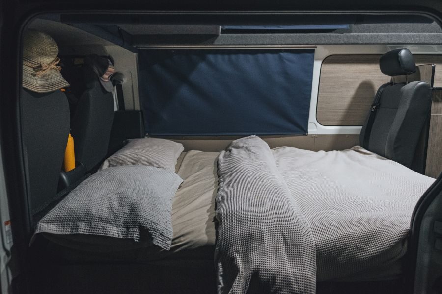 Het bed van de dinette in de Go Cheap 4 Berth Hitop is opgemaakt