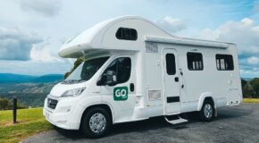 De Go Cheap Henty staat geparkeerd en heeft mooi uitzicht op de achtergrond