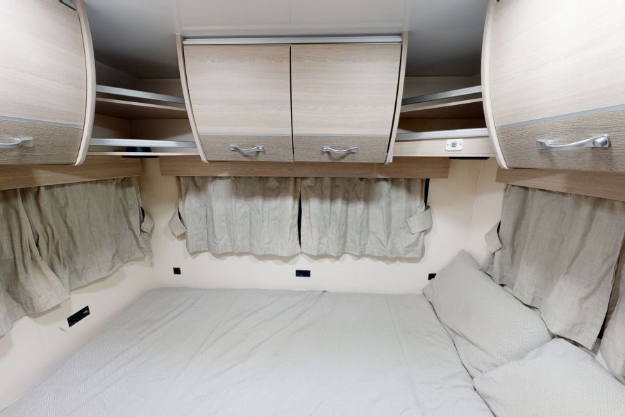 Het bed achter in de Go Cheap Henty is opgemaakt