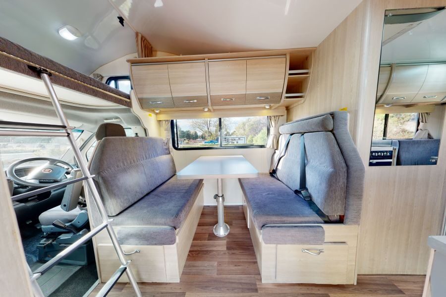 Dinette van de Go Cheap Henty met zicht op het bed in de alkoof