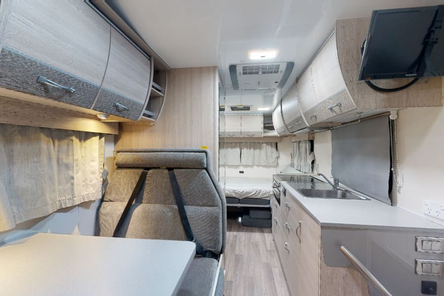 Zicht op de dinette en keuken van de Go Cheap Henty