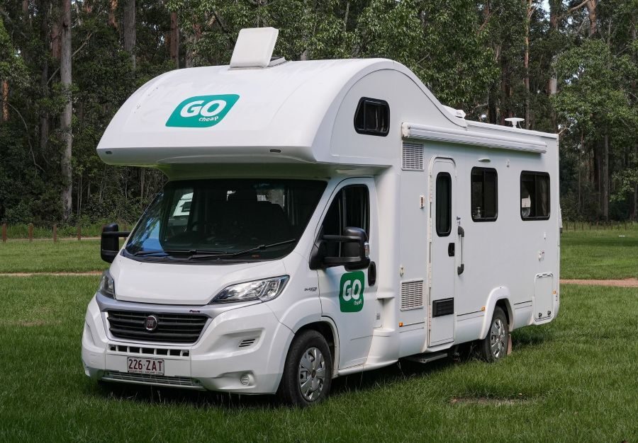 Go Cheap Henty geparkeerd op het gras