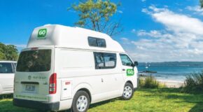 Go Cheap 2 Berth Hitop staat geparkeerd langs het strand