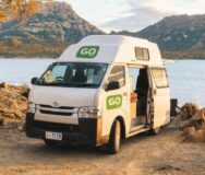 Go Cheap 4 berth Hitop geparkeerd met zijdeur open