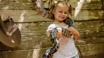 Kind heeft grote slang om de nek in dierenpark