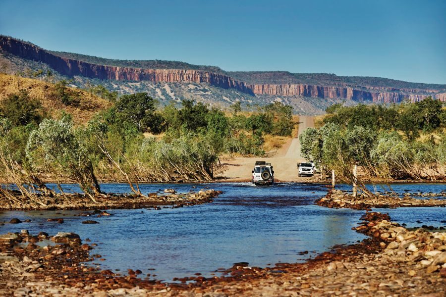 Oversteek met de 4WD door het water van de Pentecost Crossing aan de Gibb River Road in de Kimberley