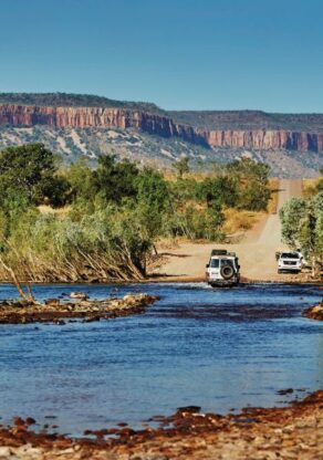 Oversteek met de 4WD door het water van de Pentecost Crossing aan de Gibb River Road in de Kimberley