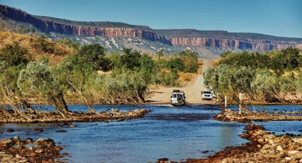 Oversteek met de 4WD door het water van de Pentecost Crossing aan de Gibb River Road in de Kimberley
