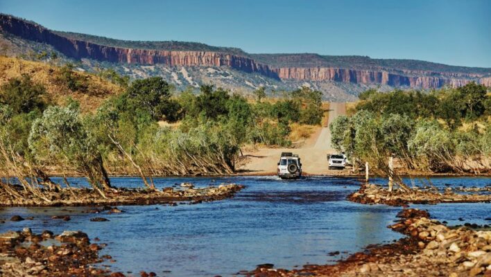 Oversteek met de 4WD door het water van de Pentecost Crossing aan de Gibb River Road in de Kimberley