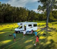 Gezin is aan het voetballen bij de Maui Sunset camper bij Noosa
