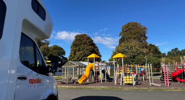 Apollo camper staat geparkeerd bij speeltuin in Nieuw-Zeeland