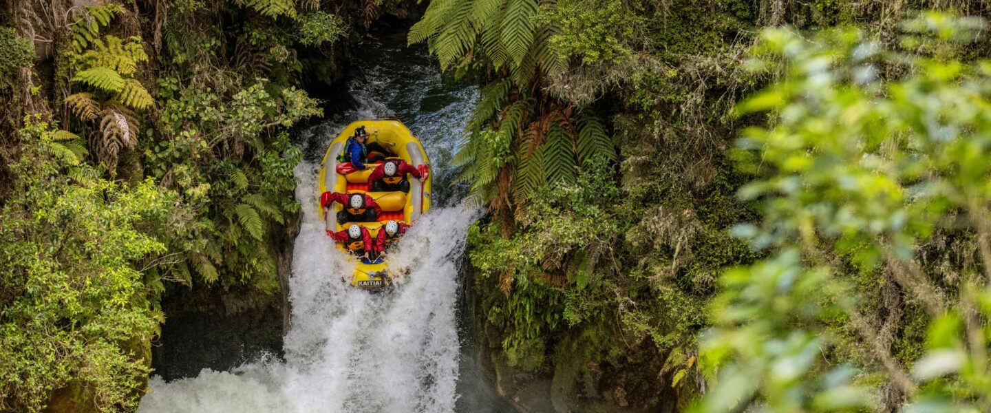 Boot stort waterval af tijdens rafting tour bij Rotorua