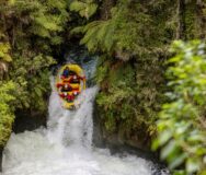 Boot stort waterval af tijdens rafting tour bij Rotorua