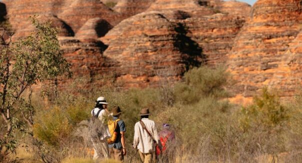 Toeristen wandelen in Purnululu ofwel Bungle Bungles National Park