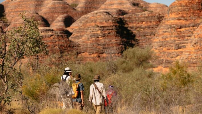 Toeristen wandelen in Purnululu ofwel Bungle Bungles National Park
