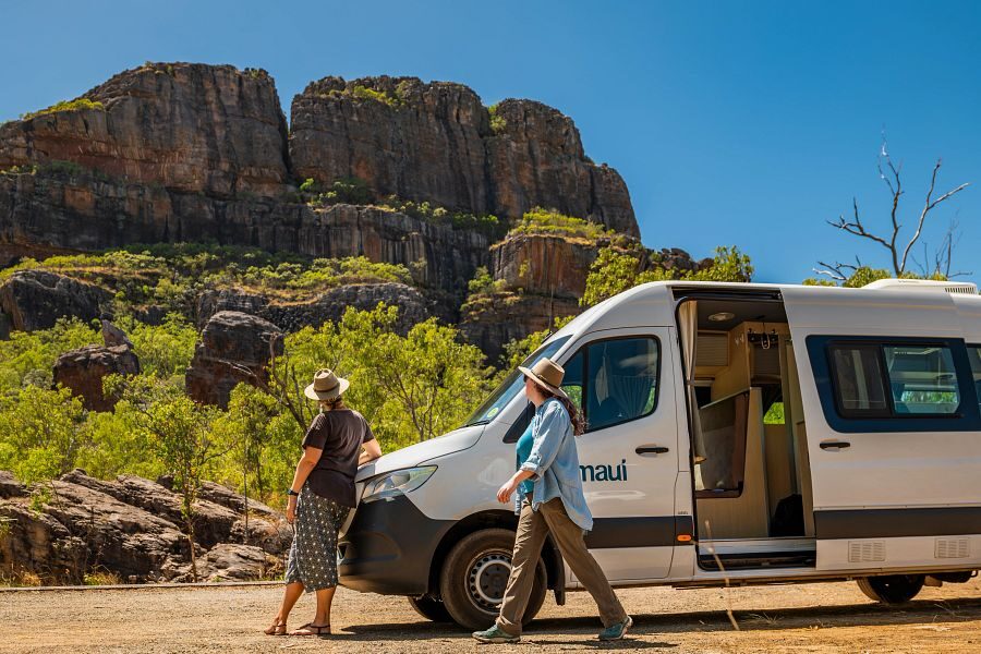 Twee vrouwen zijn uit de Maui Ultima camper gestapt voor een stop in de Northern territory