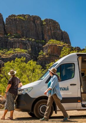 Twee vrouwen zijn uit de Maui Ultima camper gestapt voor een stop in de Northern territory