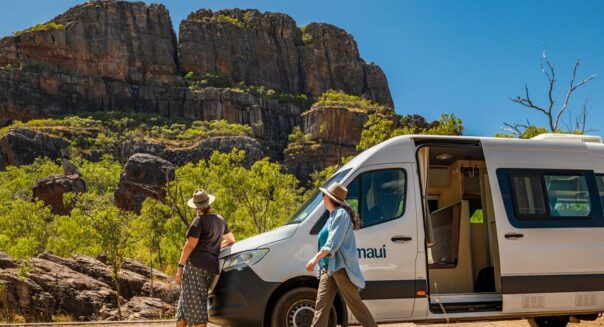 Twee vrouwen zijn uit de Maui Ultima camper gestapt voor een stop in de Northern territory