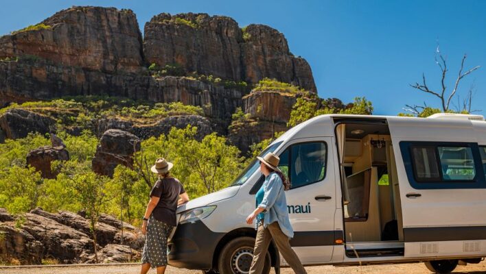 Twee vrouwen zijn uit de Maui Ultima camper gestapt voor een stop in de Northern territory