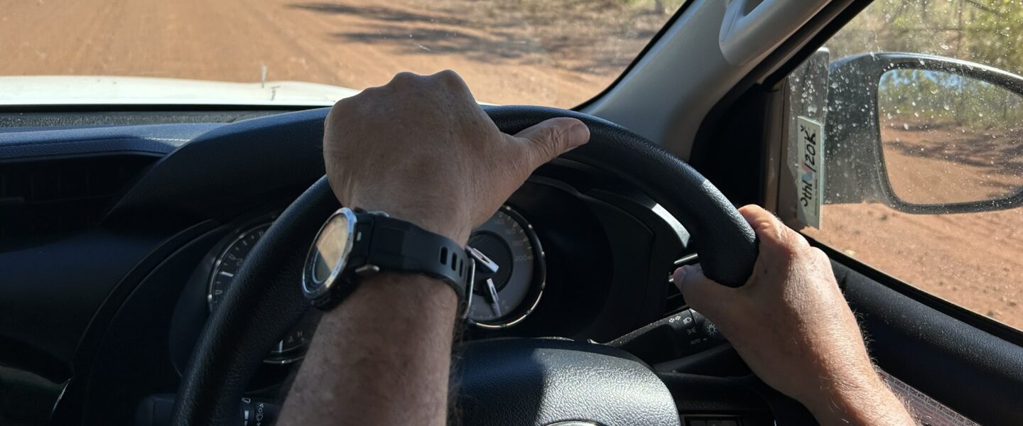 Man rijdt in een camper in de Outback op een gravelweg in Australië