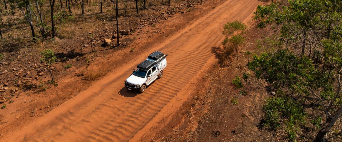 Britz Warrior 4WD rijdt over gravelweg in de Northern Territory droneshot