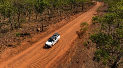 Britz Warrior 4WD rijdt over gravelweg in de Northern Territory droneshot