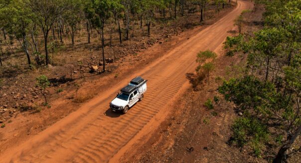 Britz Warrior 4WD rijdt over gravelweg in de Northern Territory droneshot