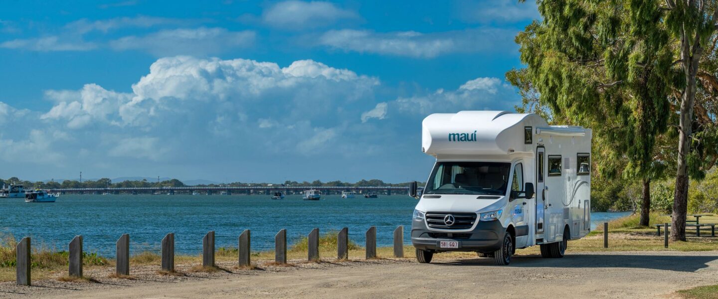 Maui River camper staat geparkeerd langs water