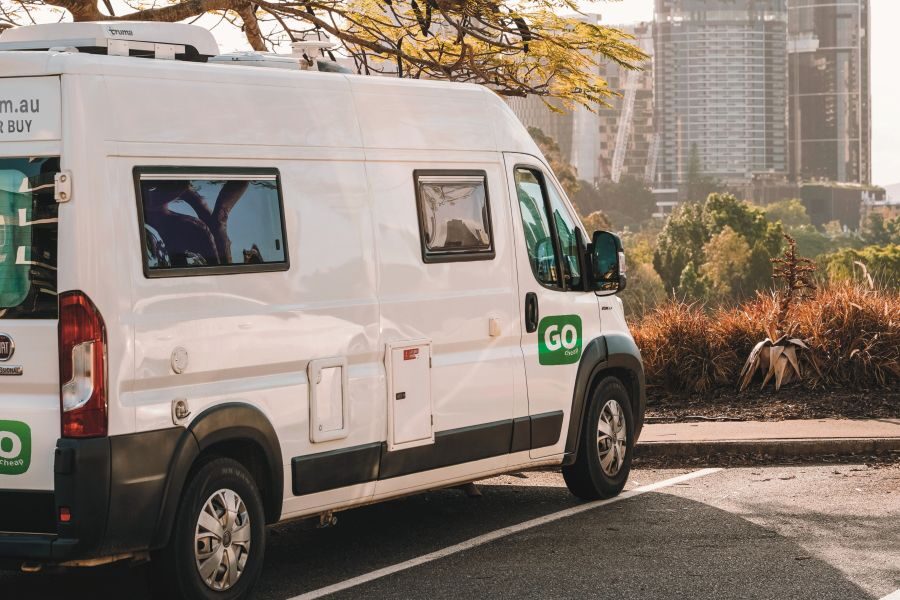 Go Cheap Tamar geparkeerd aan de rand van een stad