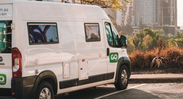 Go Cheap Tamar geparkeerd aan de rand van een stad