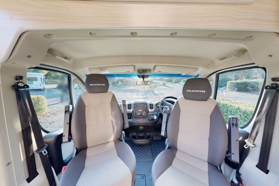 Cabine en draaistoelen van de Go Cheap Tamar