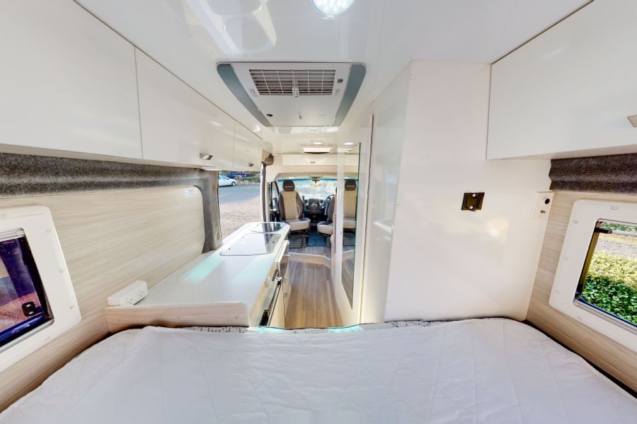 Zicht op de keuken en cabine van de Go Cheap Tamar vanaf het bed