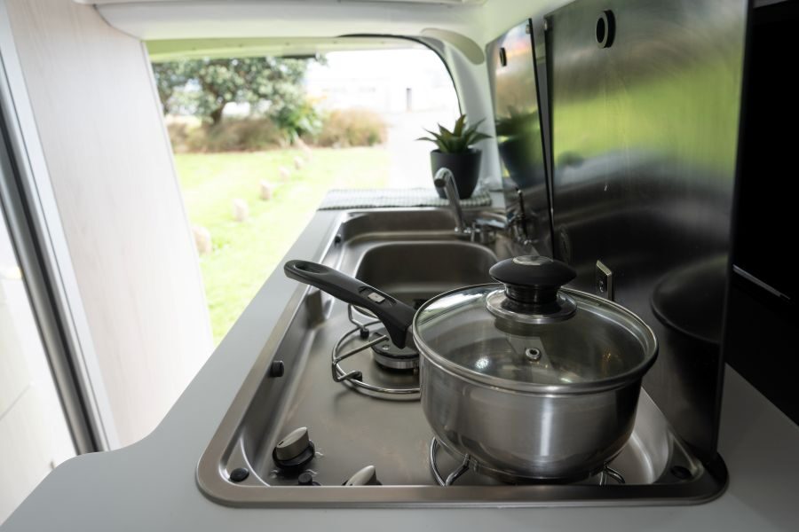Keuken van de Jucy Chaser met een pan op het fornuis