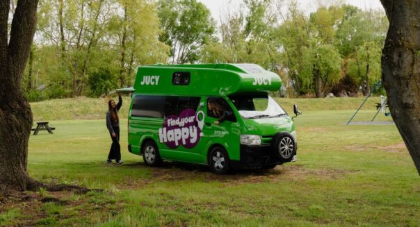 Jucy Chaser geparkeerd tussen bomen op een camping en wordt uitgepakt