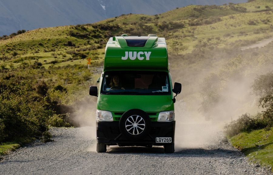 Vooraanzicht van de rijdende Jucy Chaser in de bergen